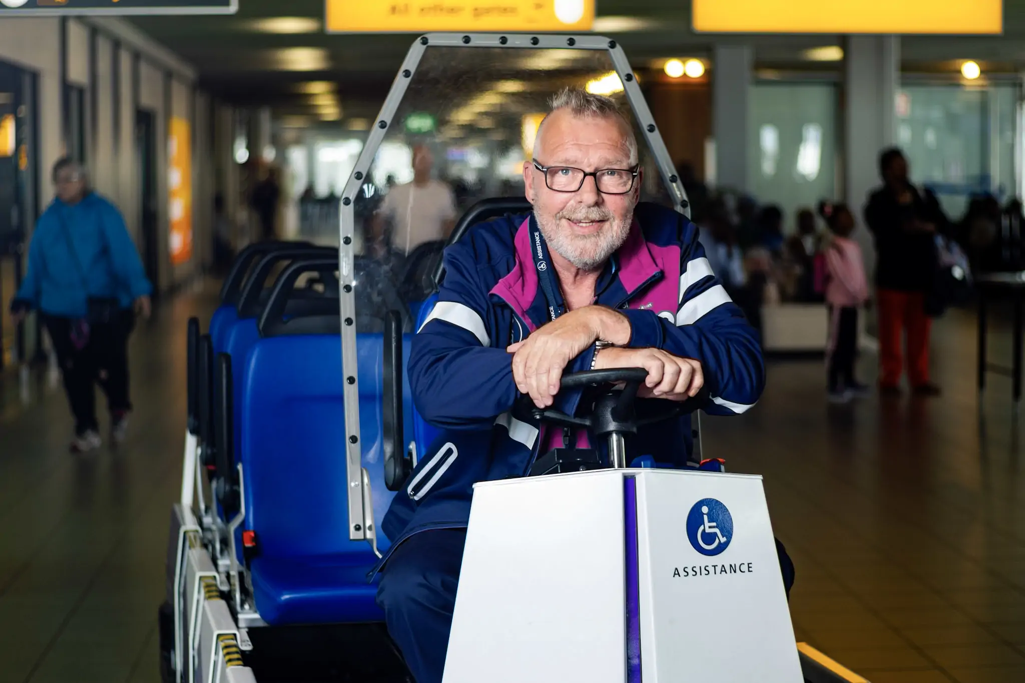 Medewerkers van Axxicom vervoeren passagiers op Schiphol